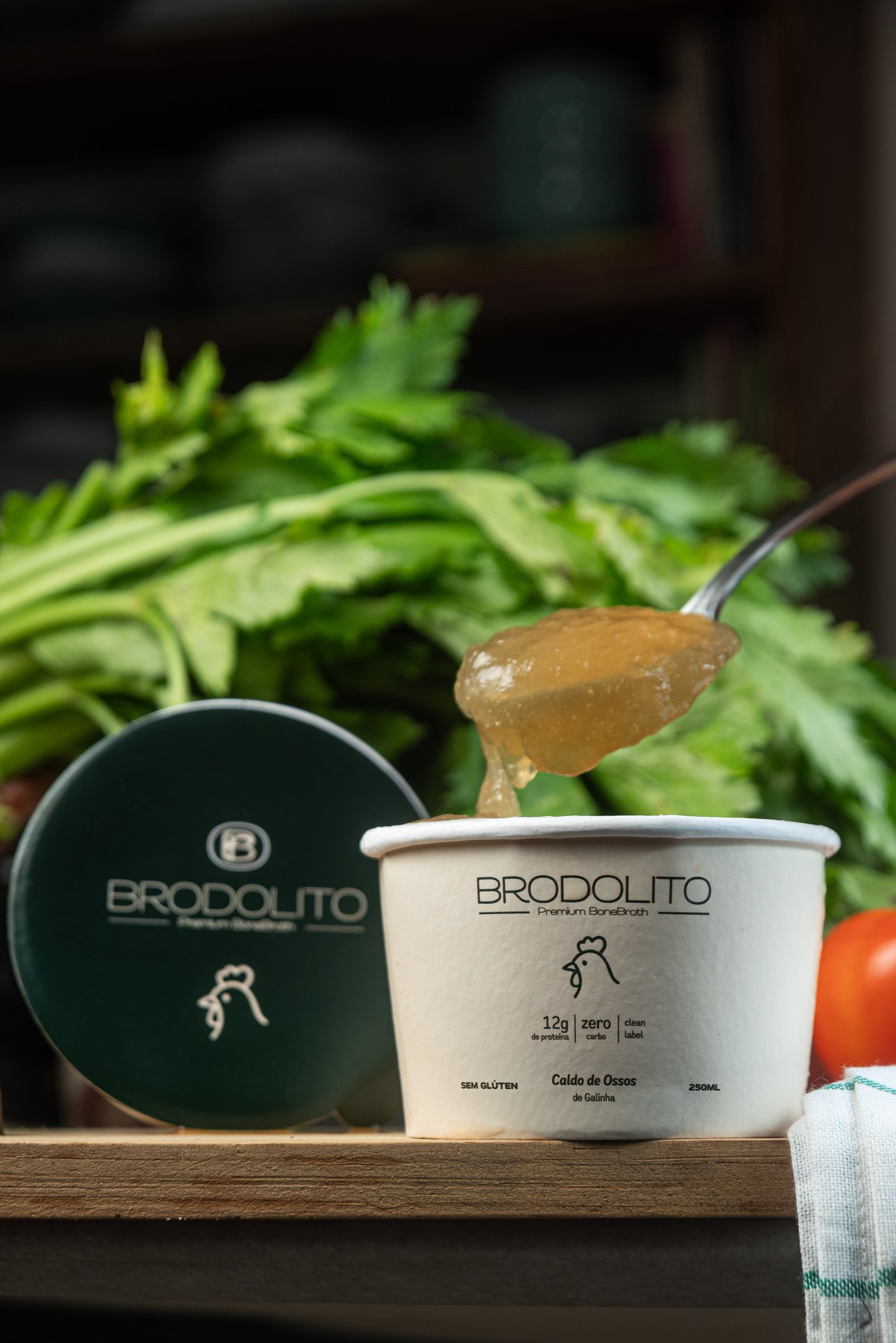 Caldo de ossos Brodolito com ingredientes frescos